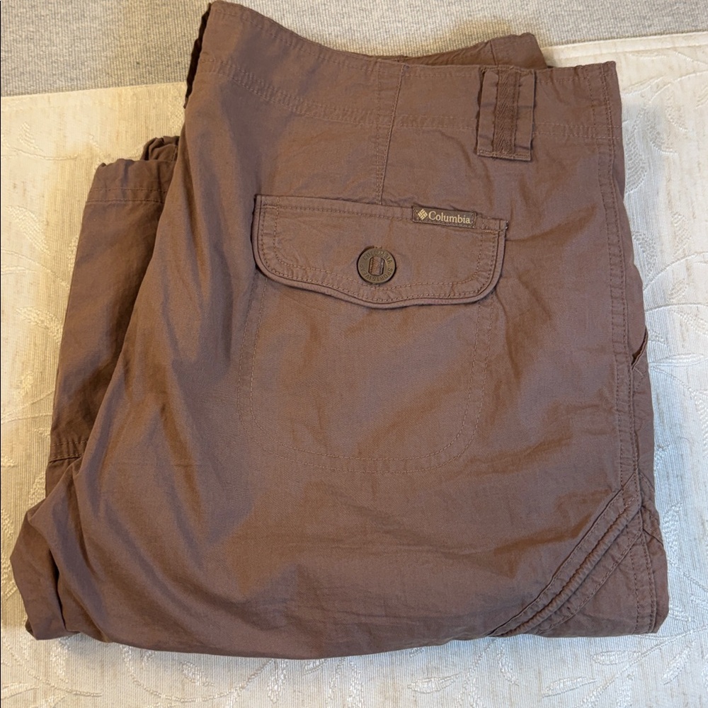 Columbia Women's Mocha Cargo Shorts Size 8. 6‎ Pockets Side Adjustable Tie